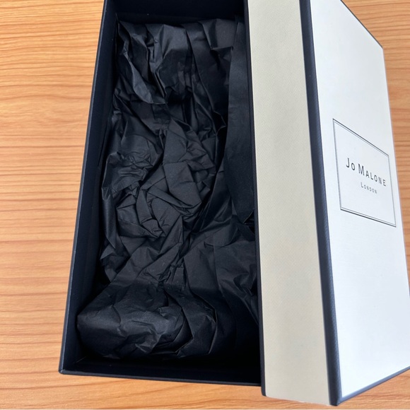 Jo Malone Box and Holiday Shopping Bag - Picture 6 of 11
